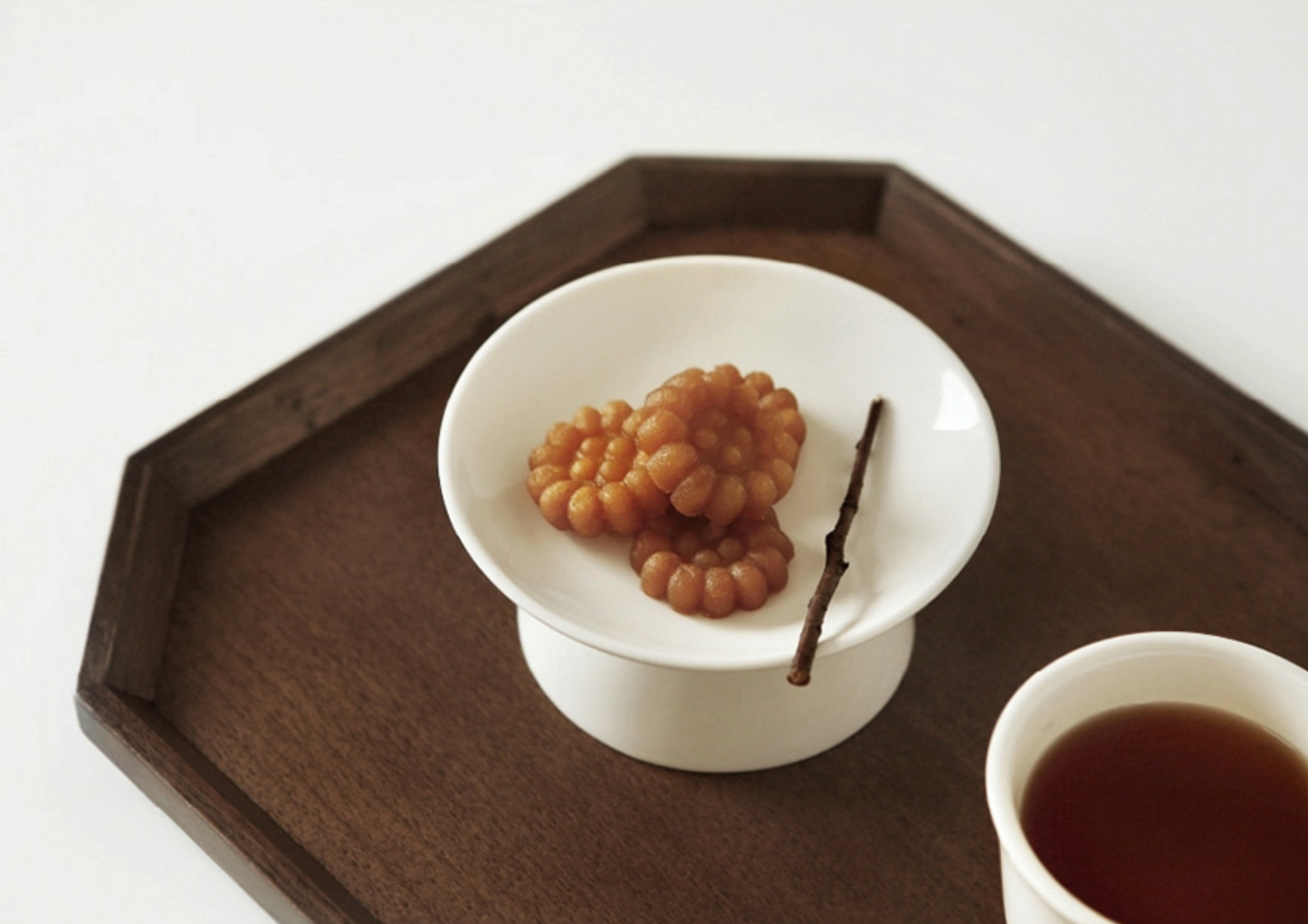 Simple White Footed Plate