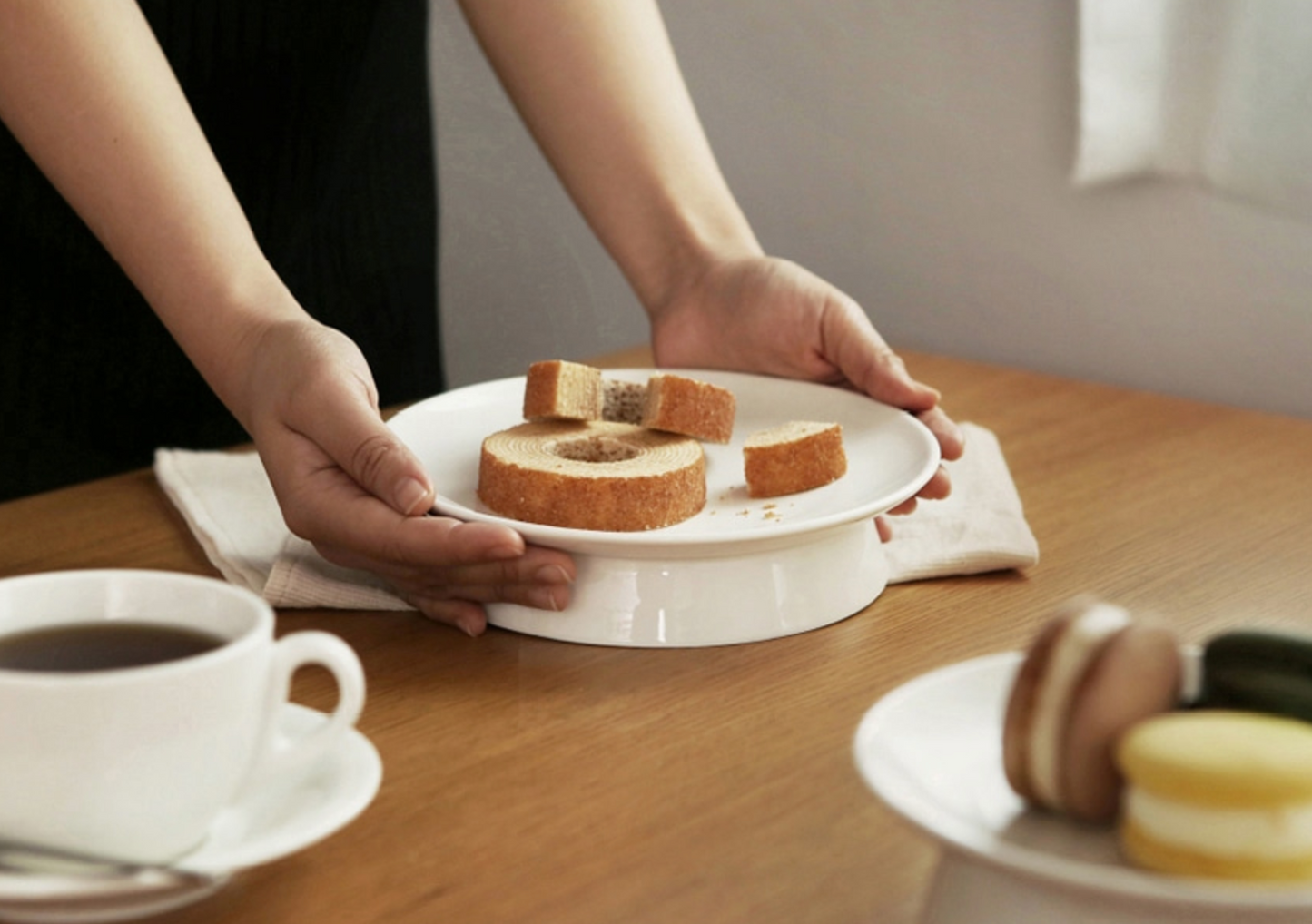 Simple White Footed Plate