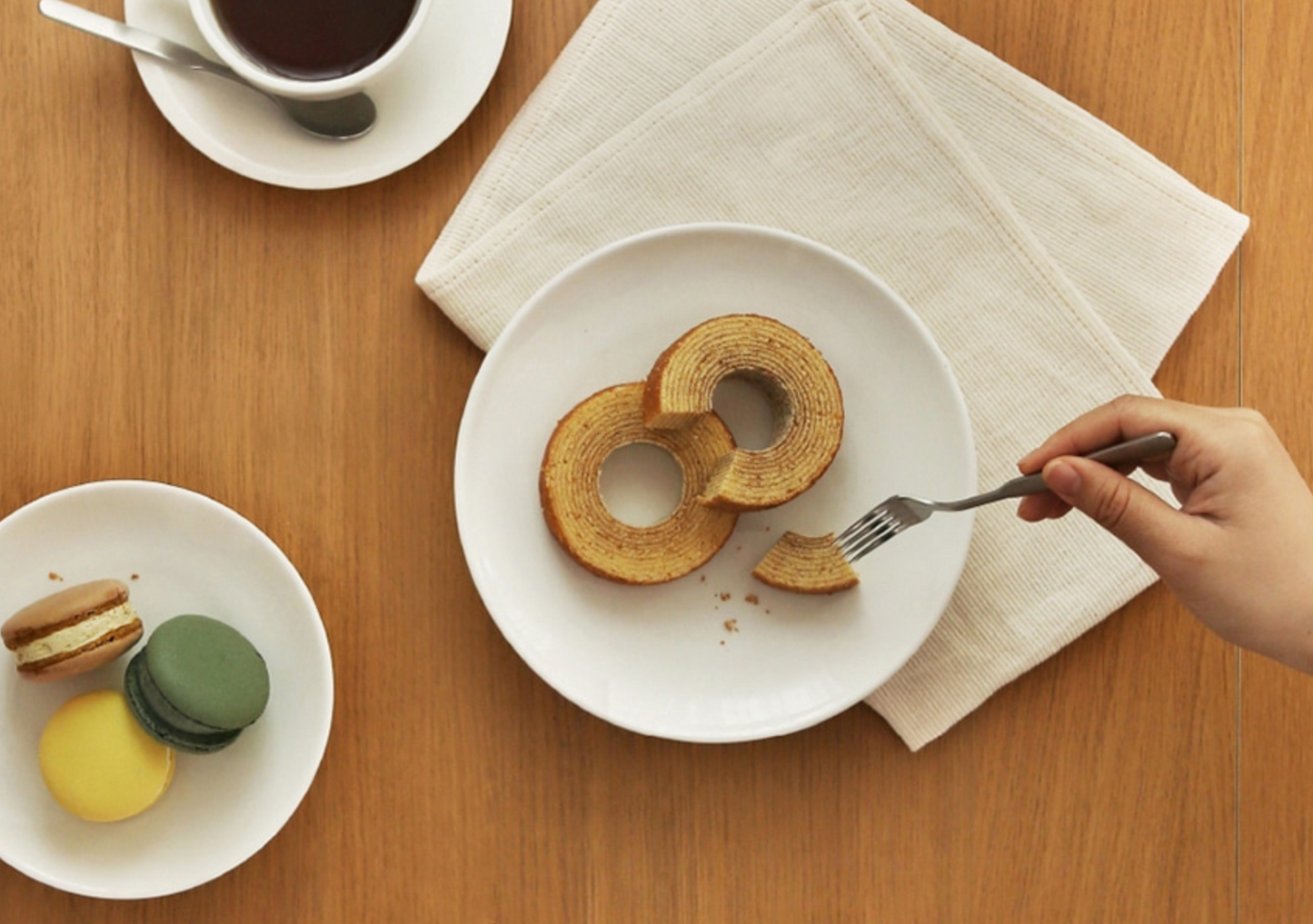 Simple White Footed Plate