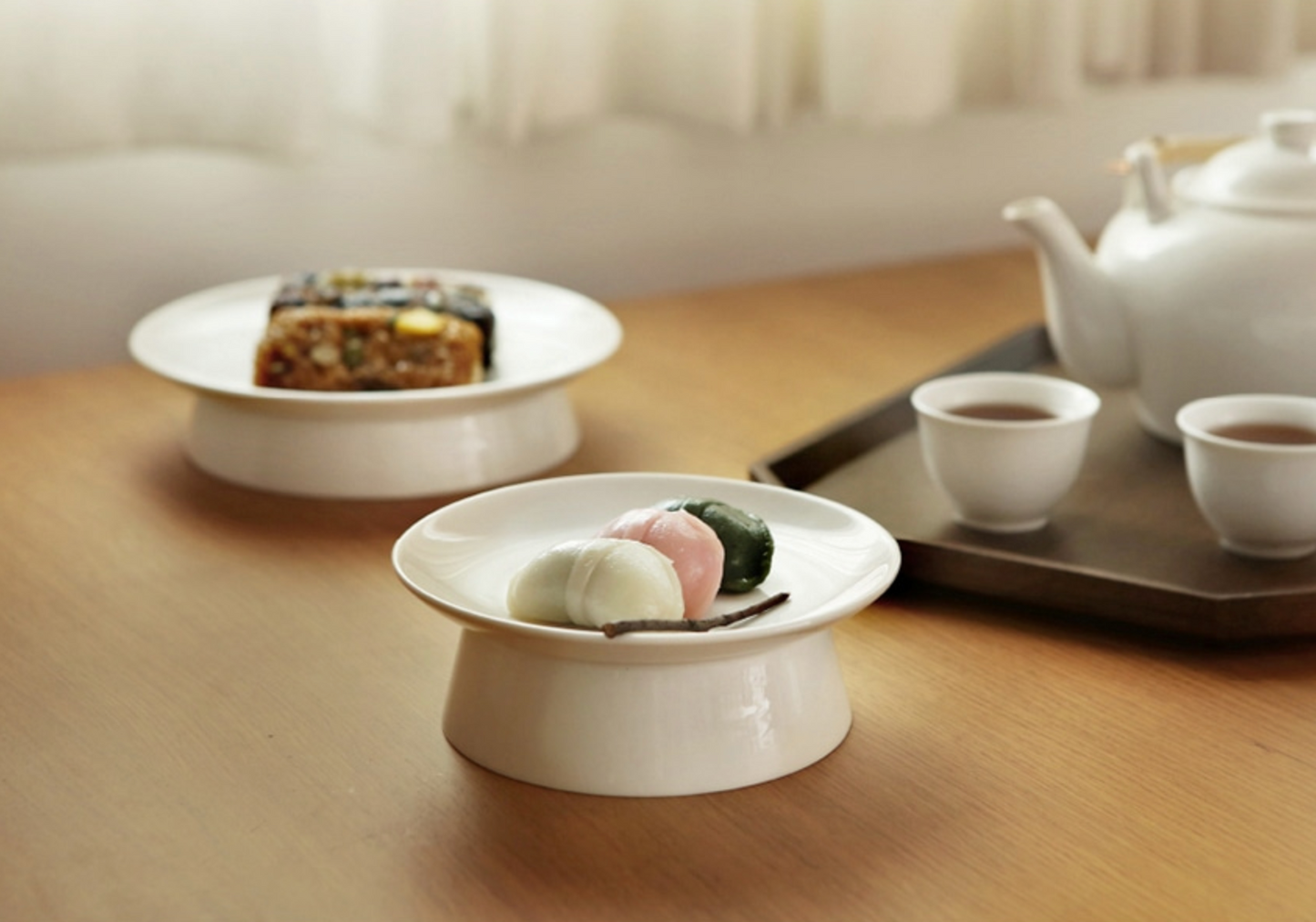 Simple White Footed Plate