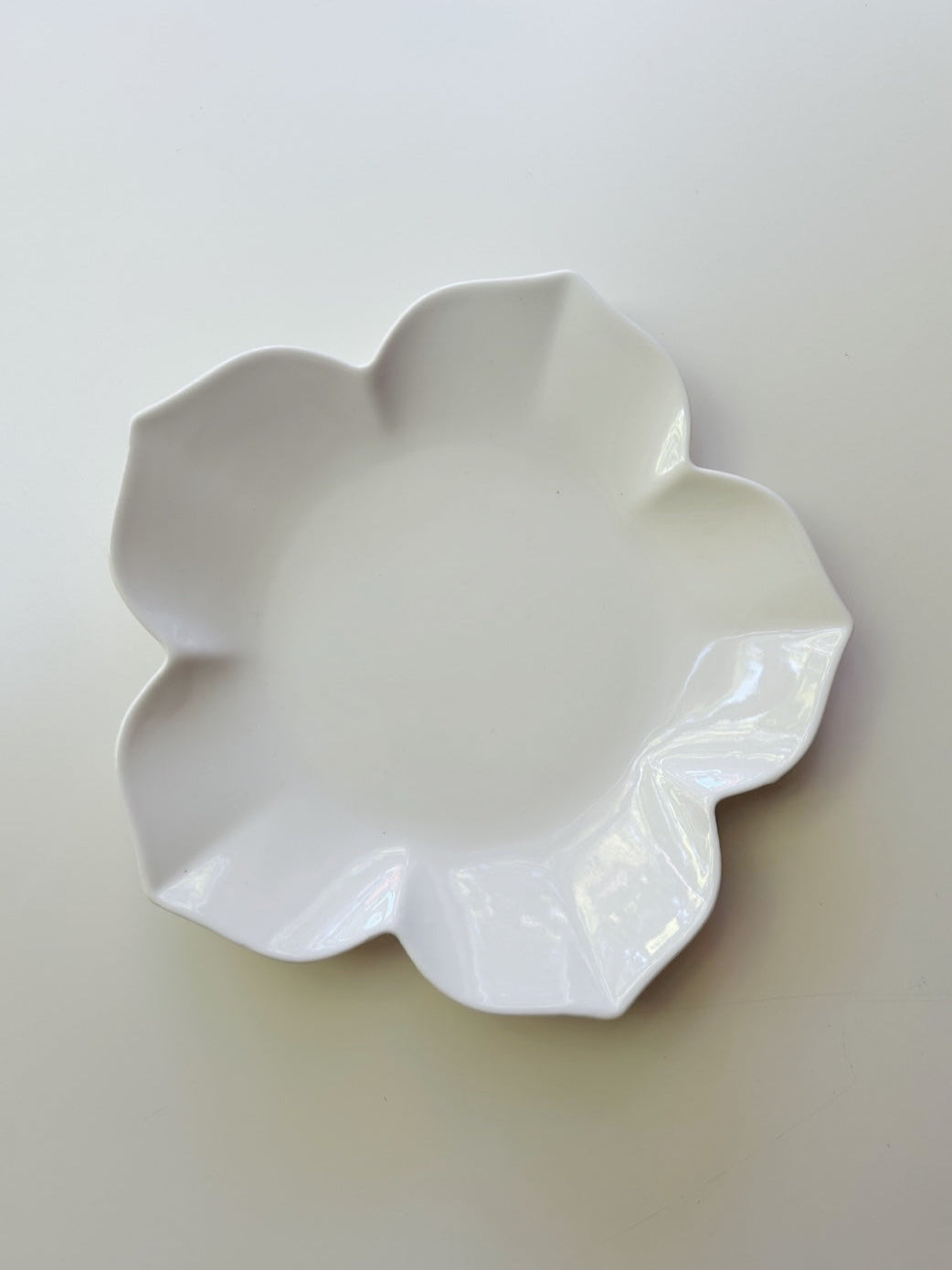 White ceramic leaf-shaped dish