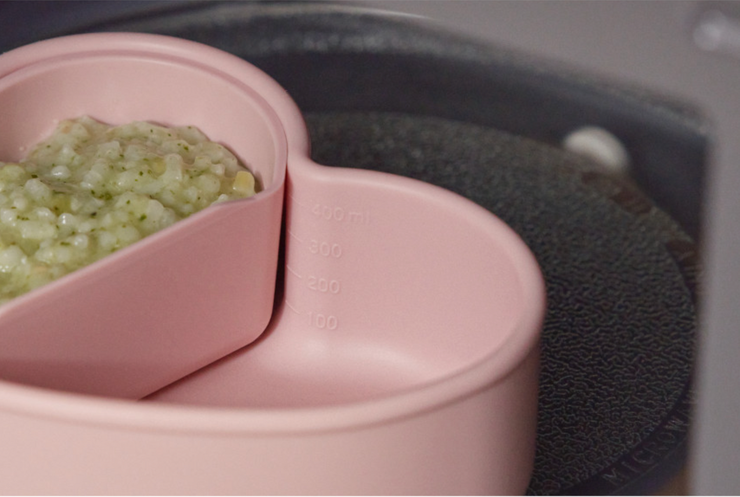 Microwave-safe kids lunchbox – heart-shaped design with soft silicone material