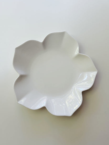 White ceramic leaf-shaped dish